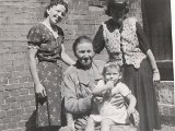 Familiealbum Sdb020 2  1947 07 4 generationer. I gården på Sundvej sommerferien 1947